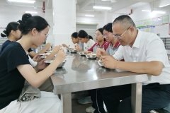 <b>陪餐零距离 监管全链条</b>